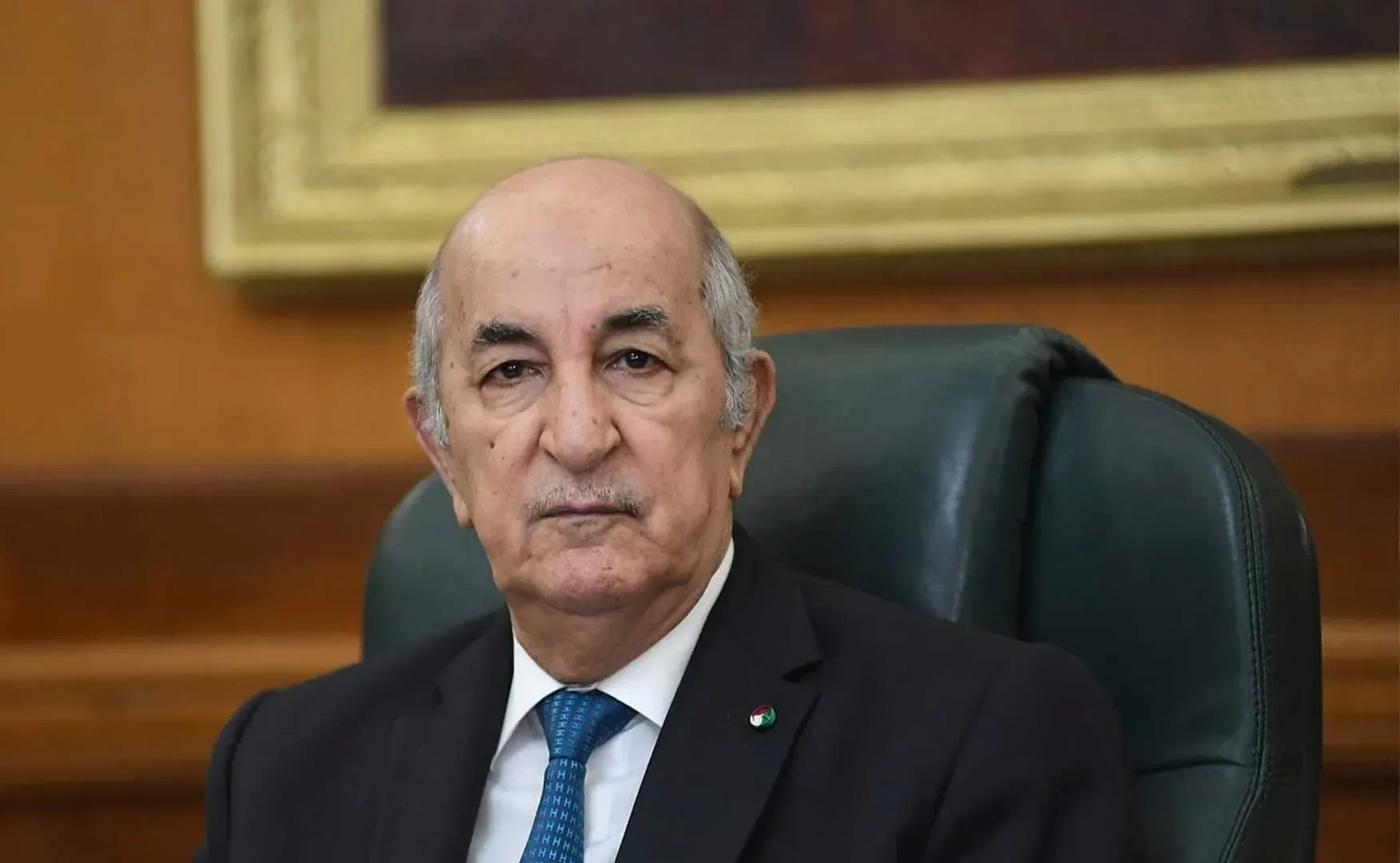 رئيس الجمهورية ينهي مهام وزير المالية والوزير المنتدب لدى وزير الصناعة المكلف بالإنتاج الصيدلاني